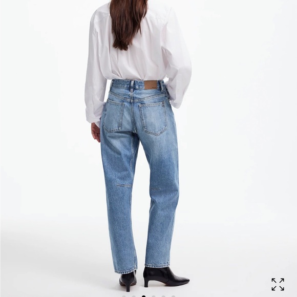 Madewell The Curvy Darted Barrel-Leg Jean in Dobbins Wash - Picture 4 of 10